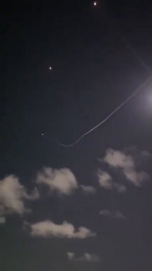 Иранская ракета уклоняется от израильской пво.