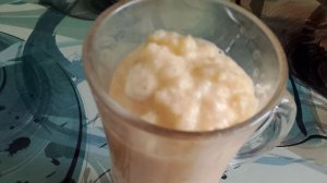 Смузи с апельсином, бананом и яблоком.