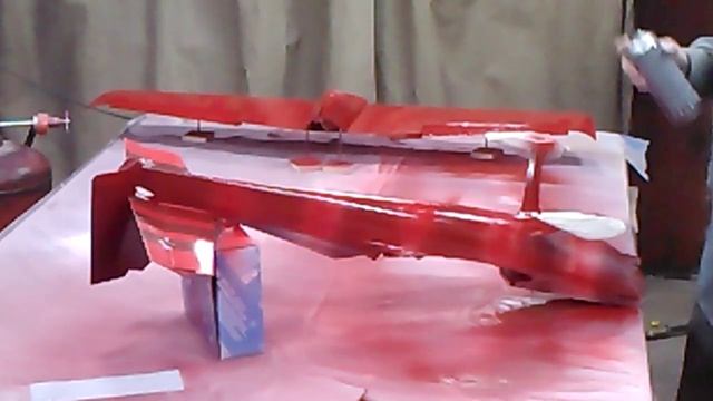 №14-  Покраска фюзеляжа  Zivko Edge снизу  красным цветом.