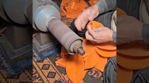 Производство футбольных мячей в Пакистане.