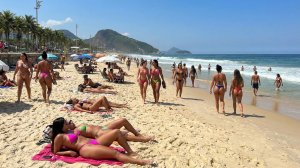 Женщина в микро бикини без стеснения показывает класс!