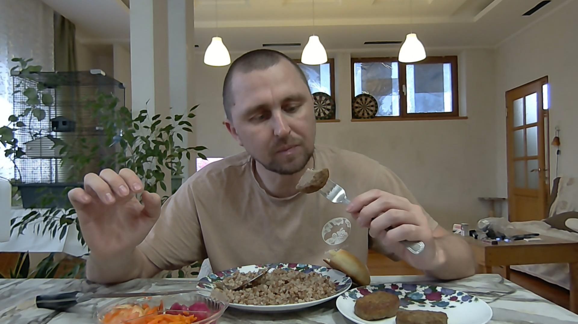 Покушаем вместе, котлеты из индюшки, гречка, соления, гранатовый сок натуральный