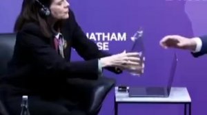 Да как же она Б***😂Президент Сирии не смог открыть бутылку