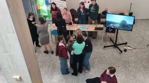 Ребята запрограммировали квадрокоптер, чтоб он сам висел на одной точке, это не так просто! Висит!