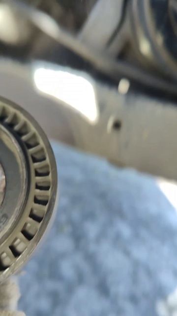 Зачем ехать в сервис?! Если можно поменять самому! заодно и муфту кондиционера проверим 😉