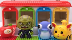 Мультики для детей | Открываем 4 Двери Гаража 😱 Что Спрятано Внутри?