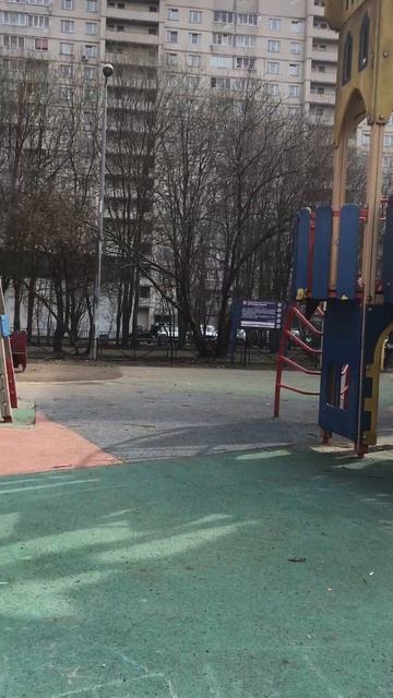 Санкт-Петербург. 31.03.2026. Проспект Энгельса. Детская площадка. Эпизод 1