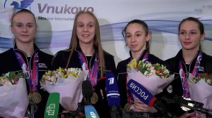 Появились кадры встречи российских гимнасток во Внуково после этапа Кубка мира.
