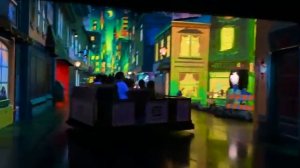 Настя и Эвелин играют в прятки в парке развлечений [get.gt]