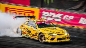 поиграл в дрифт гонки