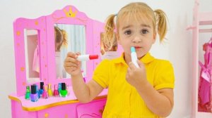 Алиса и Николь играли в переодевания и хотели одинаковые наряды.