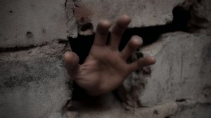 Режет провода и ломает стены: мужчина портит жизнь соседям в Нижегородской области