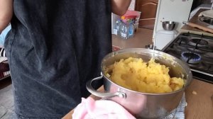 А у нас дождь, я леплю вареники, а мама мечтает о лете.