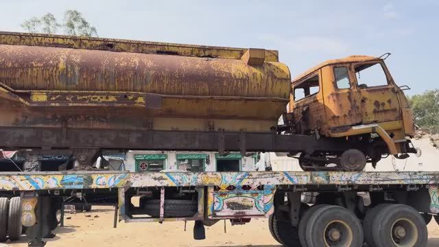 Реставрация сгнившего ржавого бензовоза. Пакистан