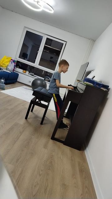 Играем на фортепиано и поем в 8 лет