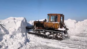 Почтальон ДТ 75 крошит сугроб.