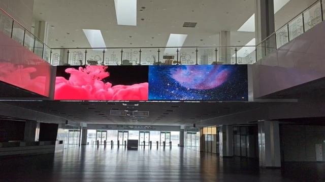 Экран в атриуме Выставочно-конгрессного комплекса 