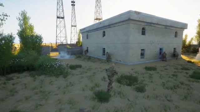 Пехота заходит на укрепленные позиции в игре SQUAD 10.3