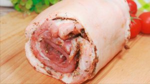 Особым способом сворачиваю рулет, специи распределяются равномерно и получается супер вкусно.