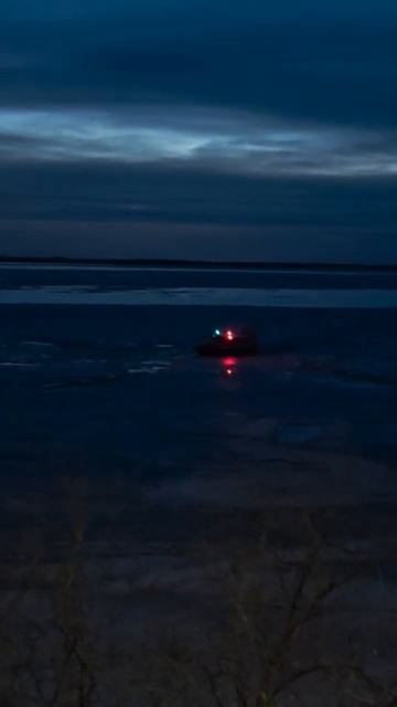 Аэролодка во льдах Северной Двины