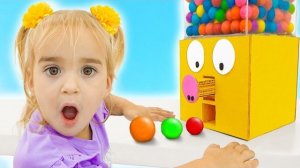 Алиса помогает своей подруги найти пропавшие конфеты из автомата!