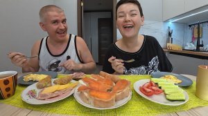 Мукбанг ШУТИМ на злобу ДНЯ и друг над другом 1 апреля) Ой что ТВОРИТСЯ то... Семейный обед в России