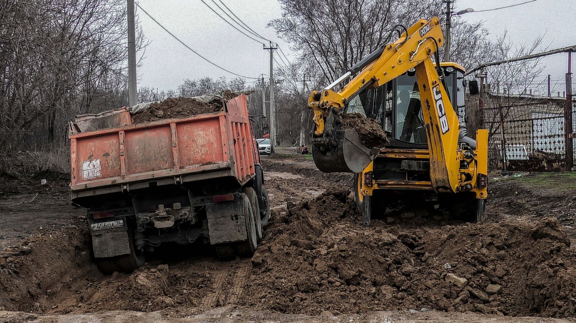 В Волжском ремонтируют объездную дорогу