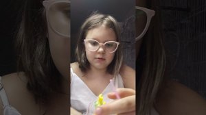 Учимся плести пёрышко из резиночек.