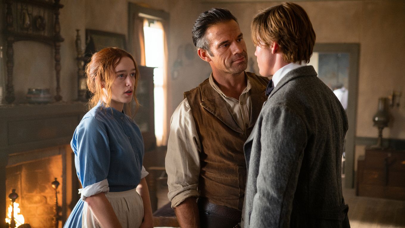 Он сделал её своей экономкой… но ревновал как собственную жену