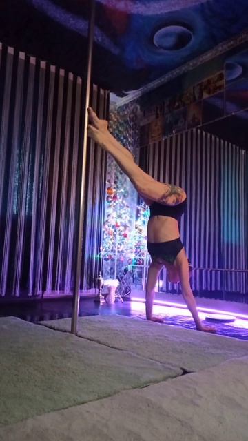 Стойка на руках 🧚♀️ с пилоном
