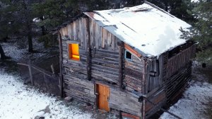 Заброшенная деревянная хижина: убежище в трескучий мороз