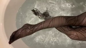 Купаю свои ножки в ажурных колготочках. Обожаю мокрые чулки или колготки