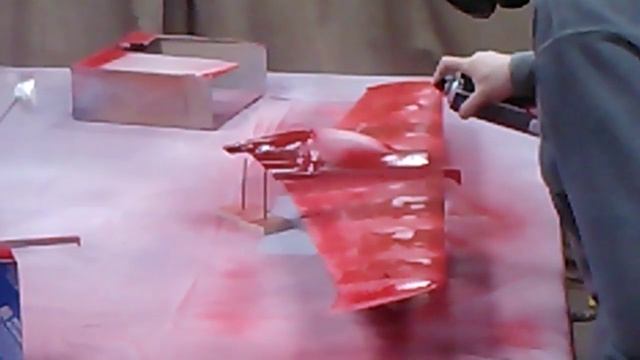 №13-  Покраска крыла Zivko Edge сверху красным цветом.