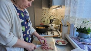 Управилась в коровнике, взялась за дела на кухне.