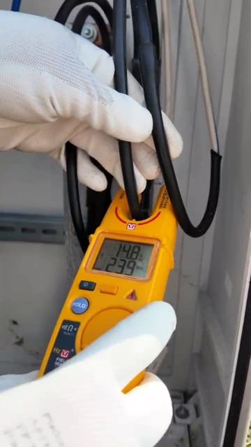 Почему ток  в фазе может отличаться от тока в нуле в однофазной системе?