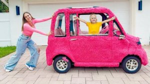Крис помогает маме с розовой машиной
