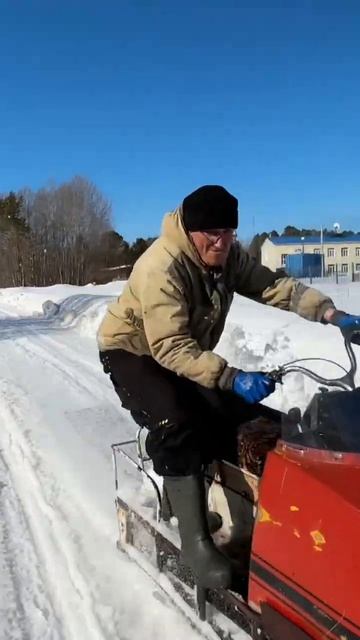 Буран едет на одной гусенице.