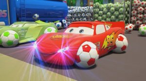 Автомобили МакКуин, МакТрак и Уличные Транспортные средства - Сбор шин в бассейне с футбольным мячом