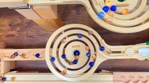 Мультики залипательные. Много стеклянных шариков двигаются по волновому склону