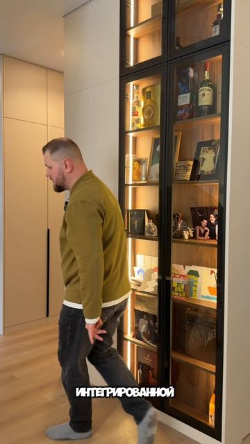 Функциональная прихожая переходящая в гардероб