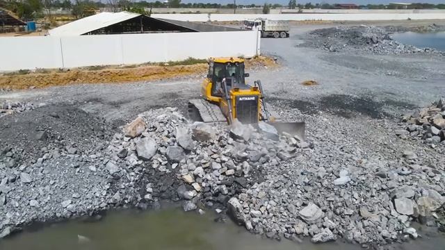Go Down To Cut The Water! Shantui Excavators Show Off Their Earthmoving Power To Clear The Lake And