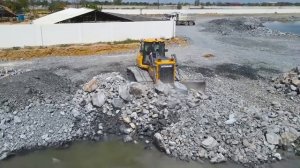 Go down to cut the water! Shantui excavators show off their earthmoving power to clear the lake and