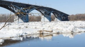 Ледоход у места впадения Оки в Волгу в Нижнем Новгороде