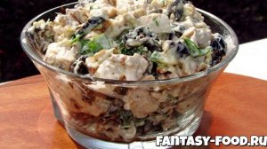 Салат Фаворит с курицей, черносливом и орехами
