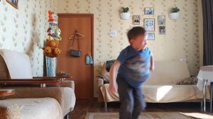 1000005028.mp4 толстый.    человек.