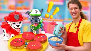 Беспорядок на кухне у щенков! Убираемся и готовим булочки с Щенячьим Патрулем в Весёлой Школе