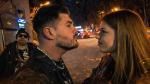 АНАР с СИМКОЙ ГУЛЯЮЬ И  ИГРАЮТ В ГЛЯДЕЛКИ| ВСТРЕТИЛИ БЕЗДОМНОГО