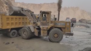 Погрузка карьерного самосвала. Пакистан