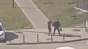 Сама себя да об капот