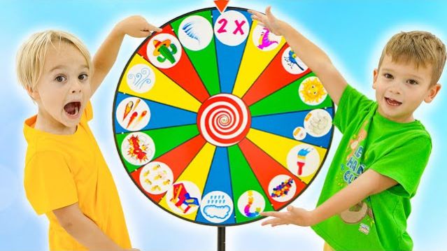 Крис и Майкл играют с Волшебным колесом!